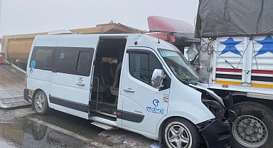Ereğli'de Okul servisi zincirleme kazaya karıştı: 18'i öğrenci 19 yaralı