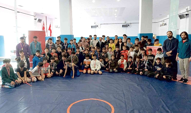 Karaman'da okul sporları güreş müsabakaları 90 sporcunun katılımıyla gerçekleştirildi.