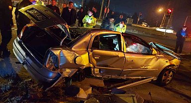 Niğde'de halk otobüsü ile otomobil çarpıştı: 3'ü ağır 16 yaralı