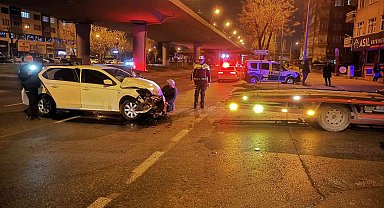 Otomobiller çarpıştı: 2 yaralı