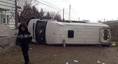 Yoldan çıkan minibüs evin duvarına çarptı: 1 ölü, 1'i ağır 5 yaralı