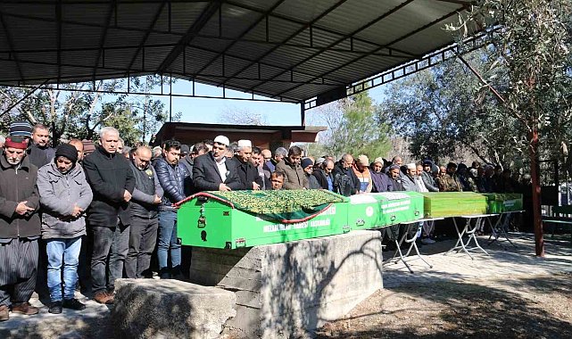 Enkazdan birbirlerine sarılmış halde çıkarılan Sarıkaya ailesi gözyaşlarıyla uğurlandı