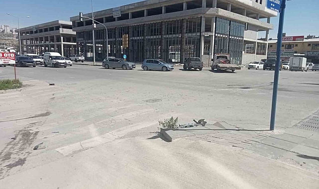 Ankara'da 2 otomobilin karıştığı kazada biri ağır 2 yaralı