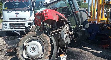 Süt kamyonu traktörle çarpıştı: 2 yaralı