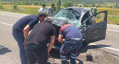 Trafik levhasına çarpan otomobil devrildi: 3 yaralı
