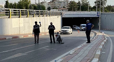 Karaman'da Motosiklet alt geçit çıkışında aydınlatma direğine çarptı: 1 ölü, 1 yaralı