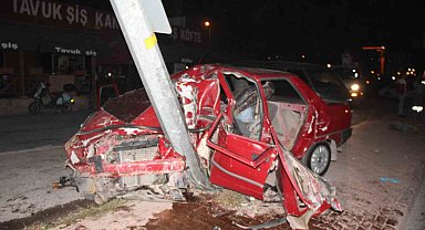Aydınlatma direğine çarpan otomobil hurdaya döndü