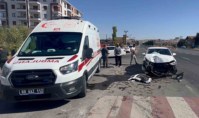 Hafif ticari araçla otomobil çarpıştı: 3 yaralı