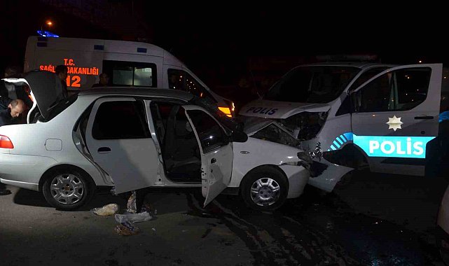 'Dur' ihtarına uymayan otomobil polis otosuyla çarpıştı: 2'si polis 8 yaralı