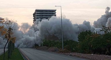 Ağır hasarlı binaların patlayıcı ile yıkımları sürüyor