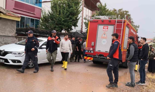 Aksaray'da 4 çocuk tavana kadar sel suyuyla dolan odada kaldı