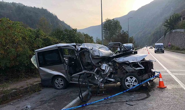 Alkollü sürücü park halindeki kamyona çarptı: 1 ölü