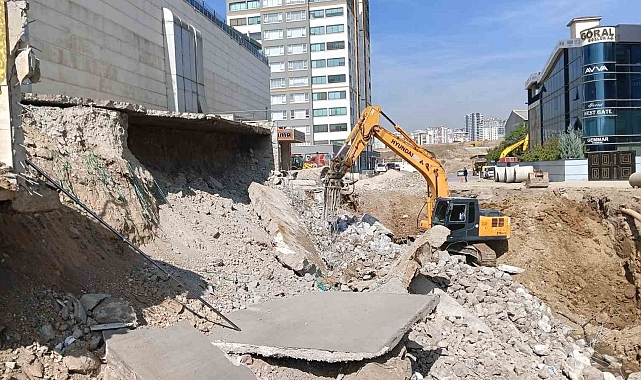 Binada toprak kayması oldu, firma yetkilileri can kaybı yaşanmadığı için koç kesti