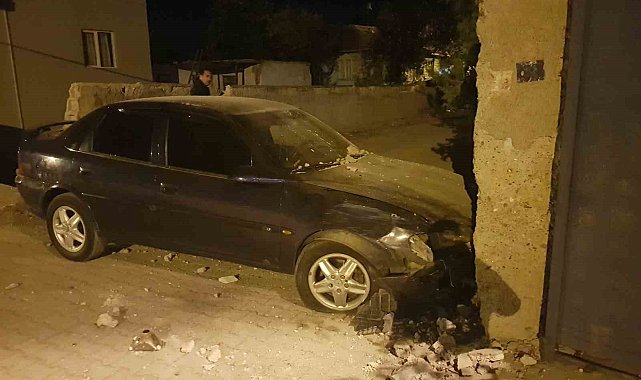 Çarpışan iki otomobil evin duvarına çarparak durdu