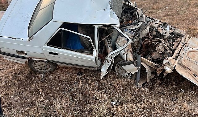 Direğe çarparak hurdaya dönen otomobilden sağ çıktı