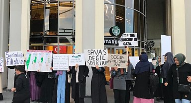 Genç kızlardan Starbucks önünde İsrail protestosu