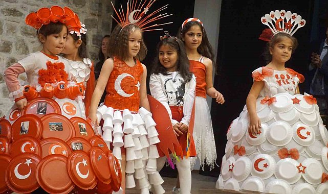 İlkokul öğrencilerinden geri dönüşüm defilesi