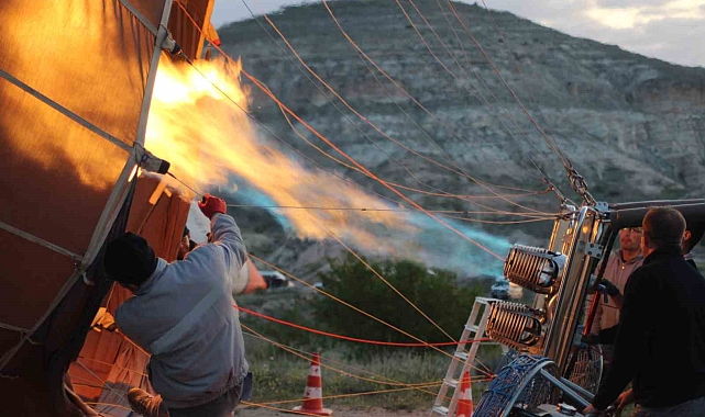 Kapadokya'da sıcak hava balonlarına yağmur engeli