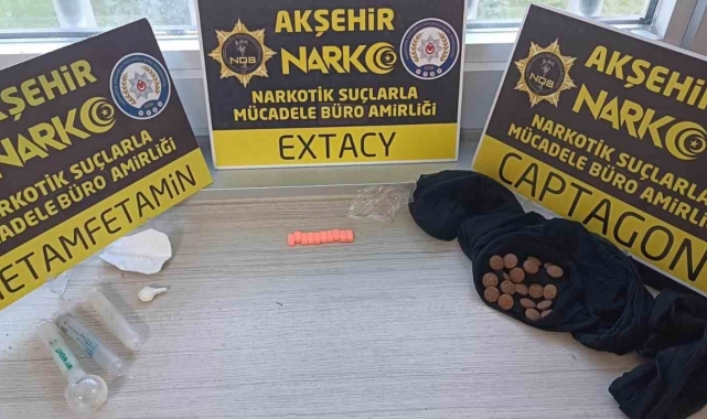 Kiralık araçla yakalanan zehir tacirleri uyuşturucuları çoraba saklamış