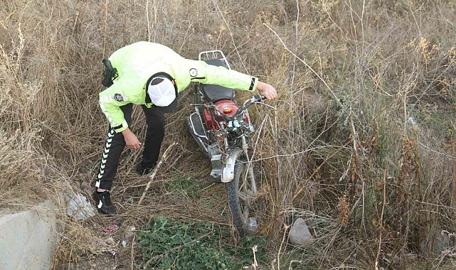 Motosiklet levhalara çarpıp şarampole düştü: 2 yaralı