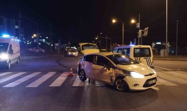 Niğde'de otomobiller çarpıştı: 3 yaralı