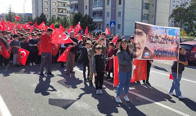 Öğrencilerden "Cumhuriyet" yürüyüşü