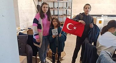 Ortaokul öğrencileri, 100. yıl için 100 kitap ve 100 bayrak dağıttı