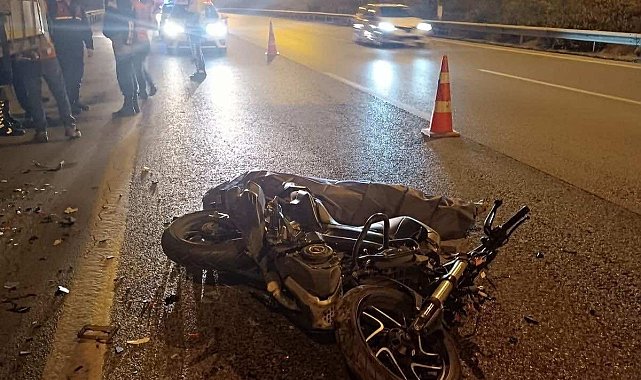 Park halindeki kamyona çarpan motosiklet sürücüsü hayatını kaybetti