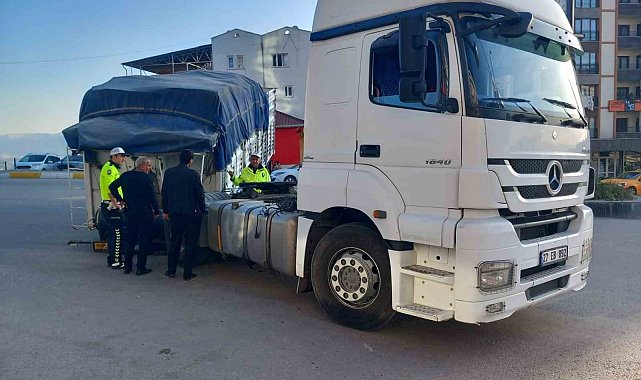 Şırnak'ta tır virajı alırken dorsesi düştü