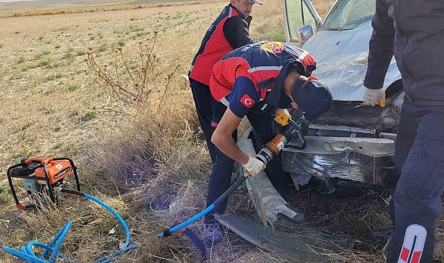 Takla atan hafif ticari araçta 4 kişi yaralandı
