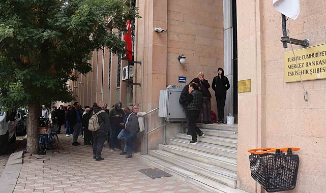 Vatandaşların madeni para kuyruğu