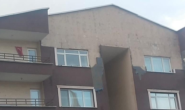Ankara'da şiddetli rüzgar binanın dış kaplamasını uçurdu: 1 yaralı