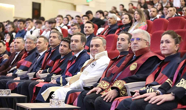 ERÜ'de tıp öğrenimine başlayan öğrenciler törenle önlük giydi