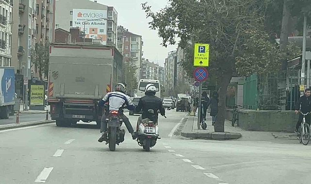 Eskişehir'de bozulan motosikleti ayağıyla ittirerek götürdü
