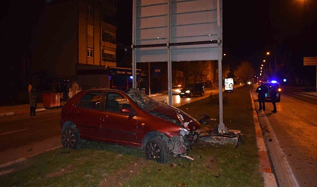 Karaman'da kontrolden çıkan otomobil yön levhasına çarptı: 4 yaralı