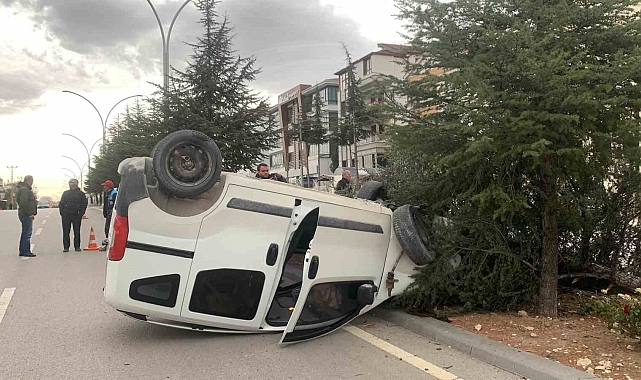 Kontrolden çıkan hafif ticari araç, refüjdeki ağacı kırarak devrildi: 1 yaralı