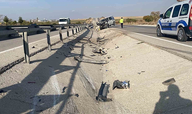 Minibüs demir bariyerlere çarptı: 1 yaralı