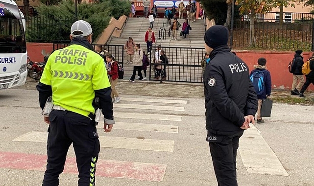 Polis okul çevresinde sıkı denetim