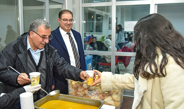 Rektör Gavgalı sınavlara hazırlanan öğrencilere çorba ikram etti
