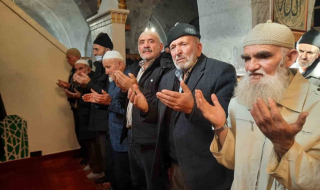 9 asırlık camide eller Filistin için semaya kalktı