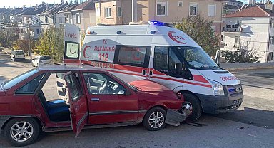 Ambulans ile otomobil çarpıştı: 1 yaralı