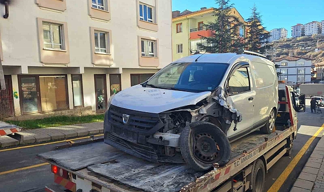 Ankara'da asfalt silindiri yokuşta kayarak 7 araca çarptı