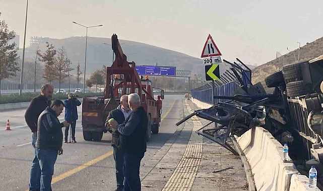 Ankara'da servis otobüsü devrildi: 2 yaralı