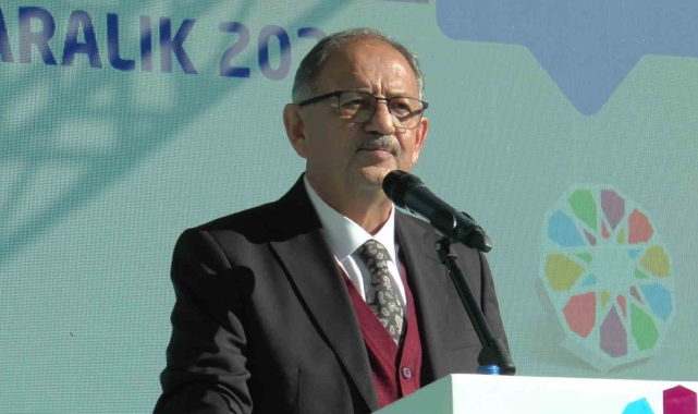 Bakan Özhaseki: "Burada 500'e yakın aktif fay hattı var ve her an her yede 4,5,6,7 şiddetinde deprem olabilir. Bir an önce konutlarımızı depreme dirençli yapmalıyız"
