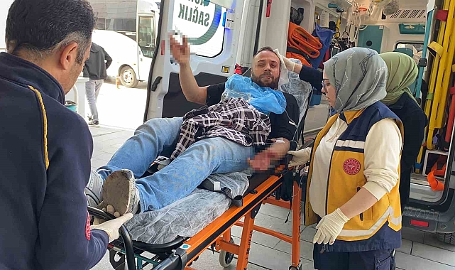 Bıçakla yaralandı, yarasını unutup gazetecilere sardı