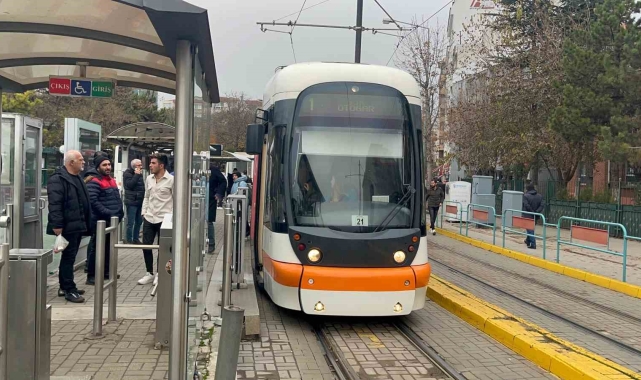 Eskişehir'de tramvaya silah ve bıçakla bindiği iddia edilen 4 şahıs bir yolcuyu darp etti