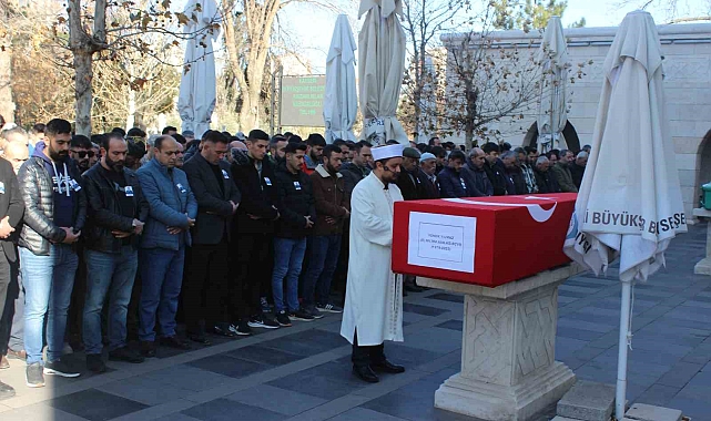 Evinde hayatını kaybeden emekli Astsubay toprağa verildi