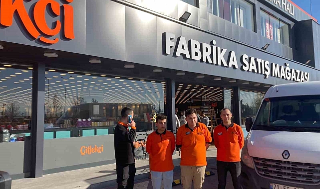 Fren yerine gaza basan şoför mağazaya daldı: 1 yaralı