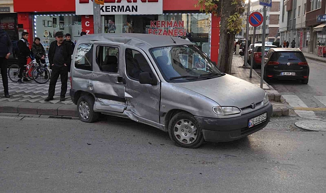 Hafif ticari araç ile minibüsün çarpıştığı kazada