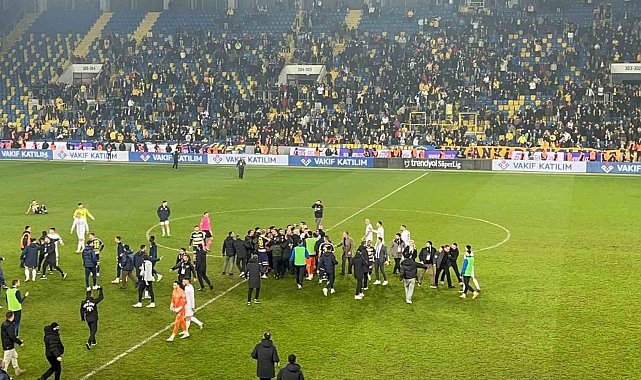 Hakem Halil Umut Meler'e saha içerisinde yumruk atıldı